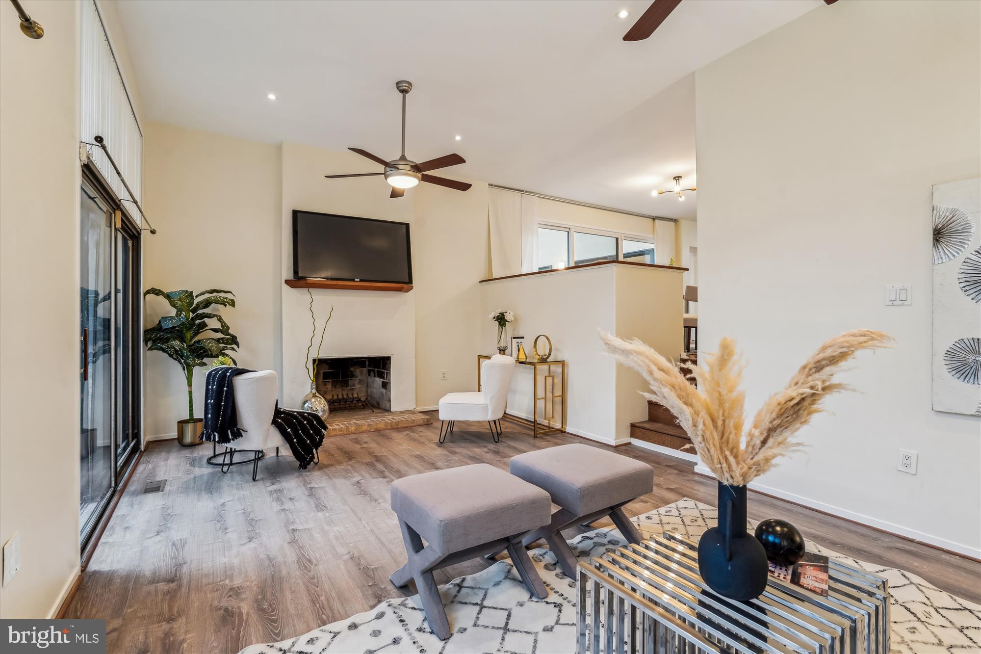 11634 Mediterranean Court Reston, VA 20190 - Photo 13 of 40 Family Room