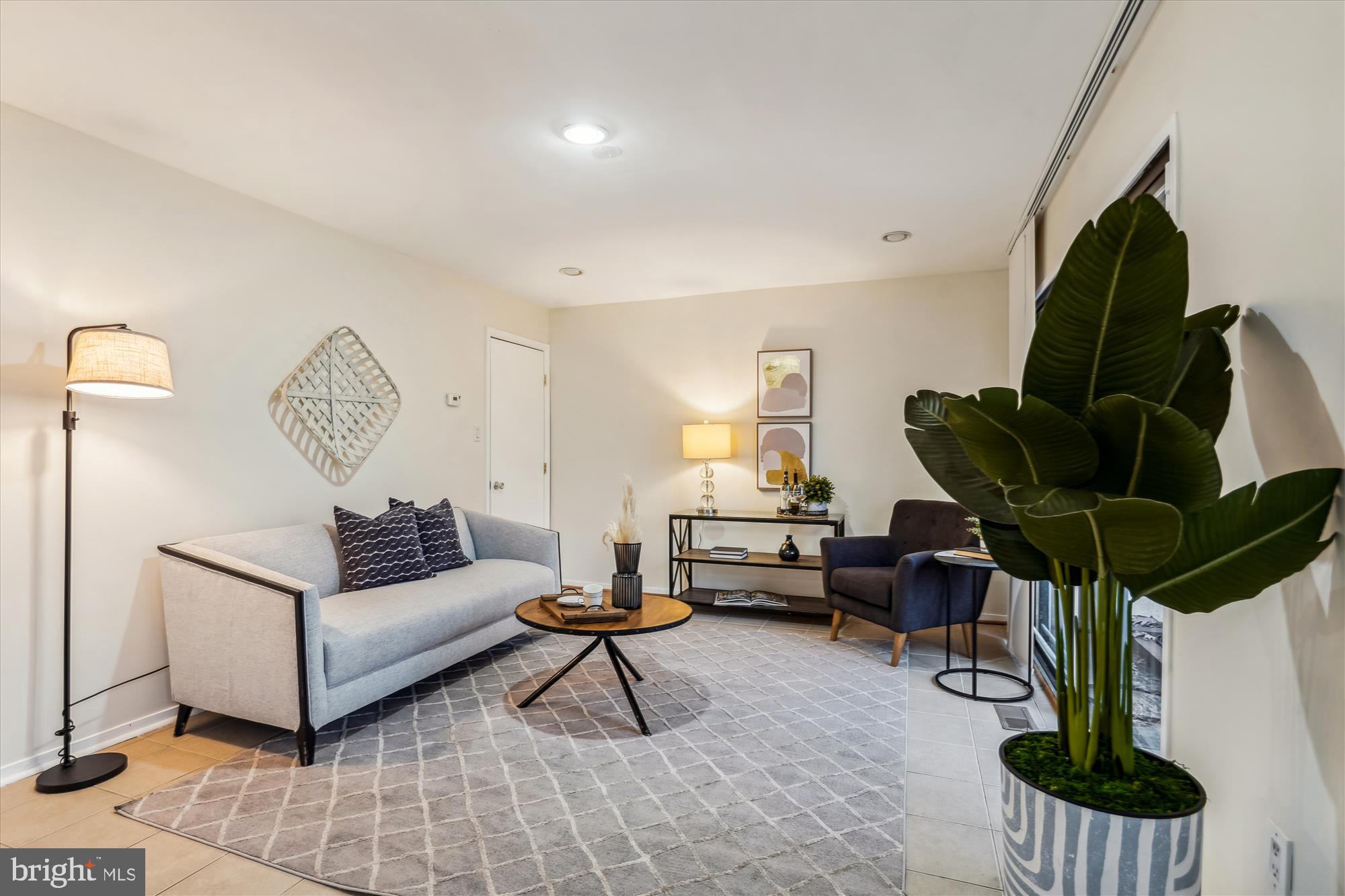 11634 Mediterranean Court Reston, VA 20190 - Photo 3 of 40 Living Room