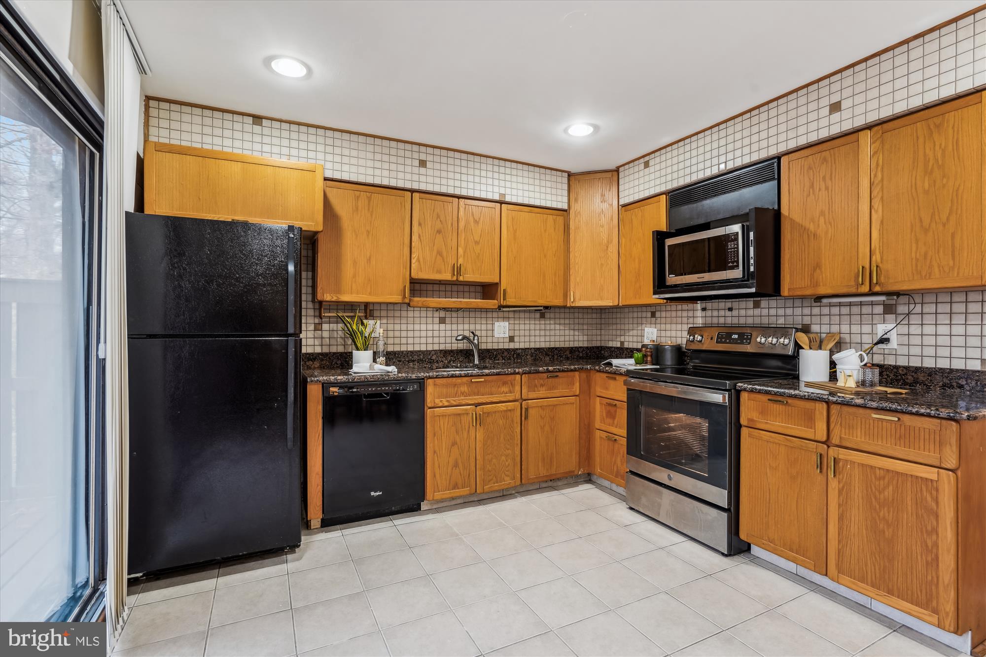 11634 Mediterranean Court Reston, VA 20190 - Photo 5 of 40 Kitchen