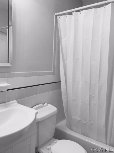 9708 Esmont Road Henrico, VA 23228 - Photo 18 of 19 MASTER BATH WITH VANITY