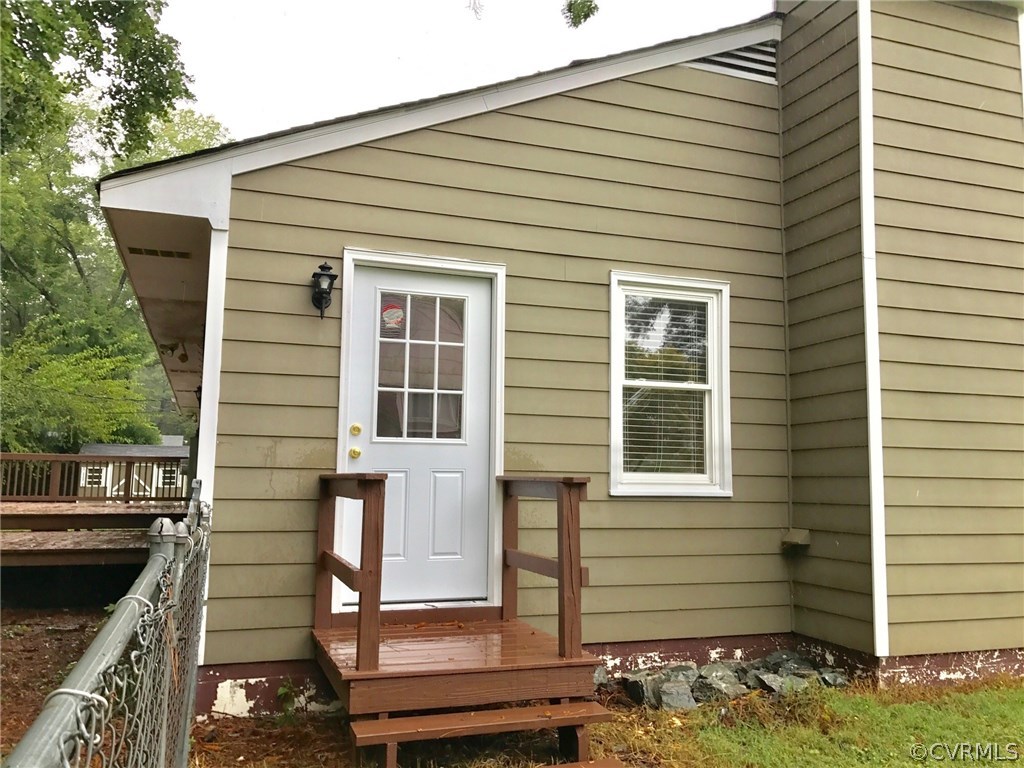 9708 Esmont Road Henrico, VA 23228 - Photo 5 of 19 SIDE ENTRANCE TO LAUNDRY/MUD ROOM - HARDI- PLANK S
