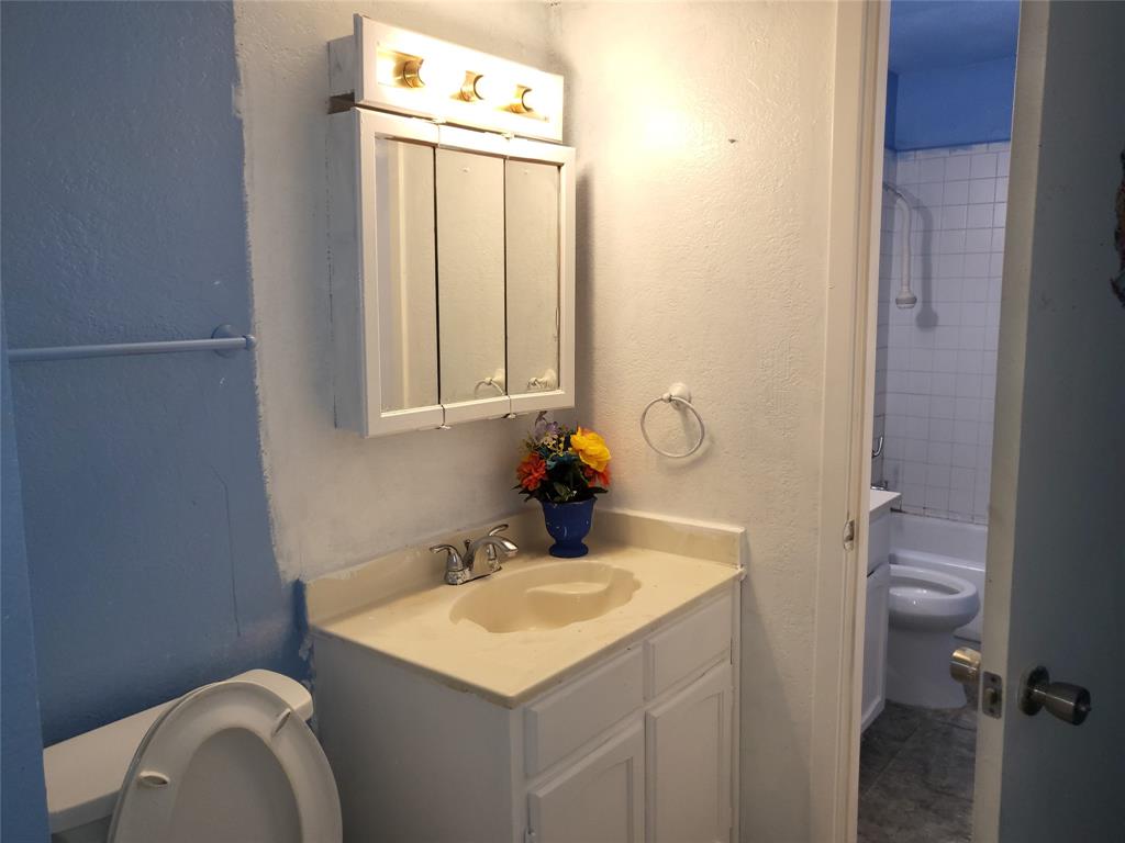 3320 Green Ridge Street Fort Worth, TX 76133 - Photo 15 of 24 1/2 Bathroom