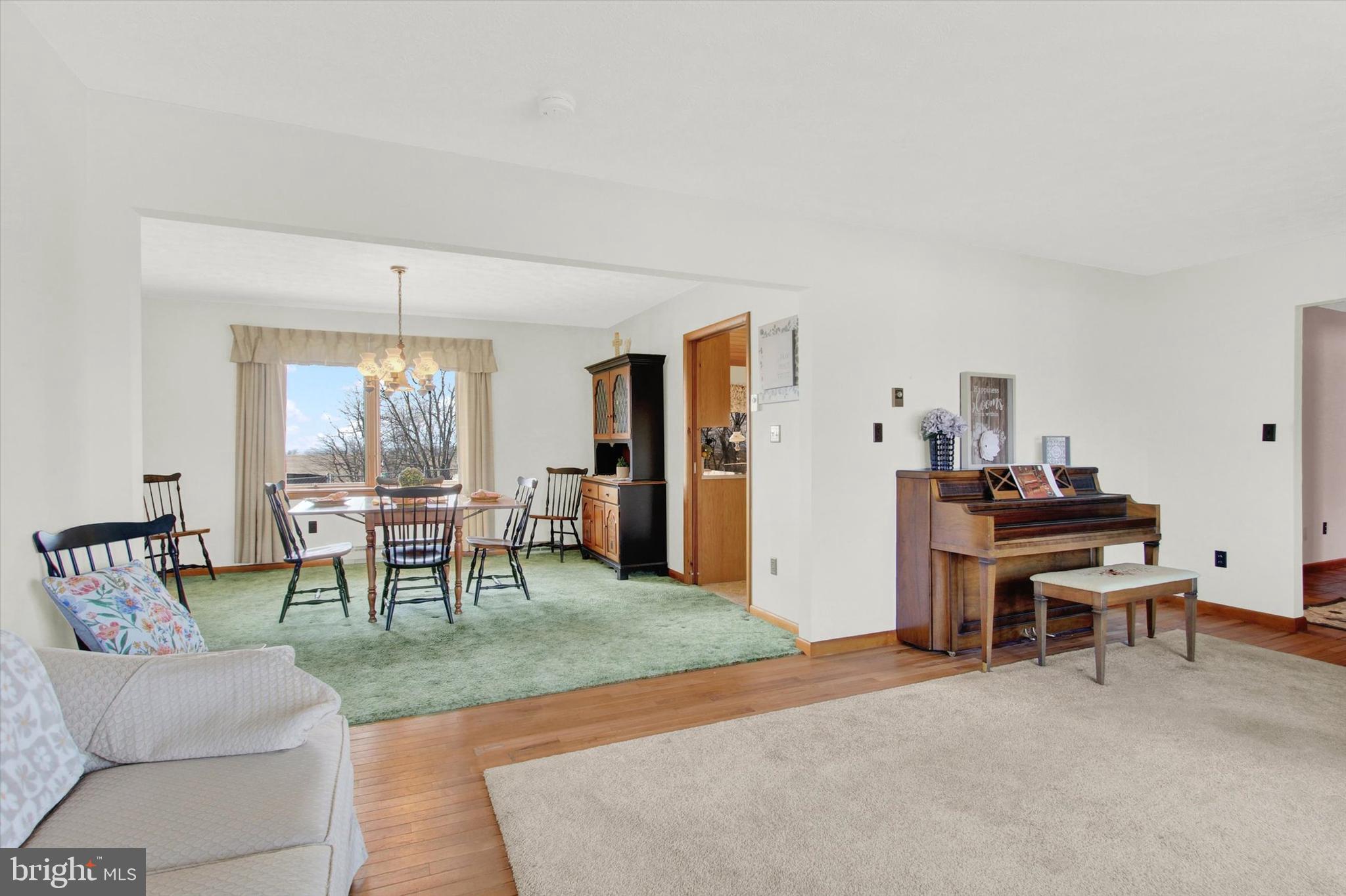 5563 Sheller Road Chambersburg, PA 17202 - Photo 4 of 29 Hardwood flooring