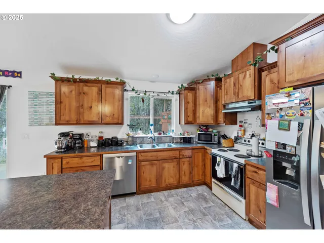 $438,000 | 320 Providence Drive, Reedsport, OR 97467