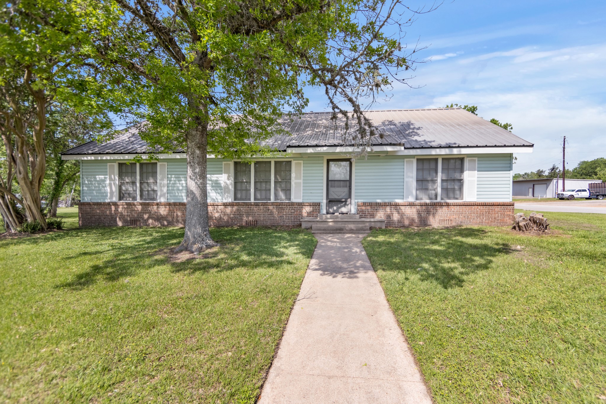 211 15th Street Hempstead, TX 77445 - Photo 1 of 33