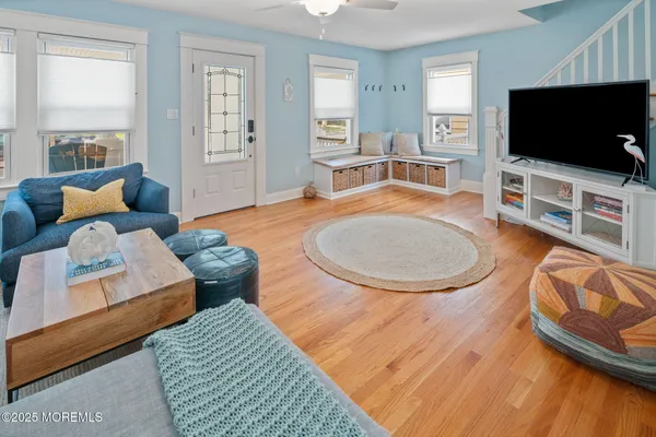 a view of entryway with furniture