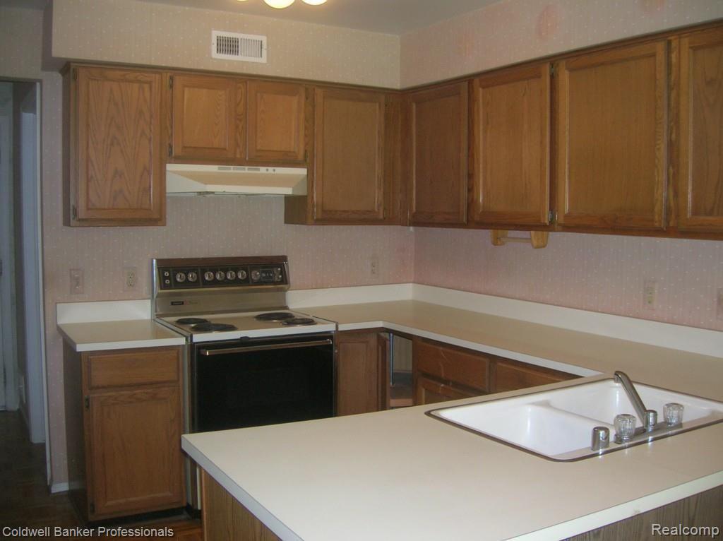 27880 Evergreen Road, Unit 19 Lathrup Village, MI 48076 - Photo 12 of 31