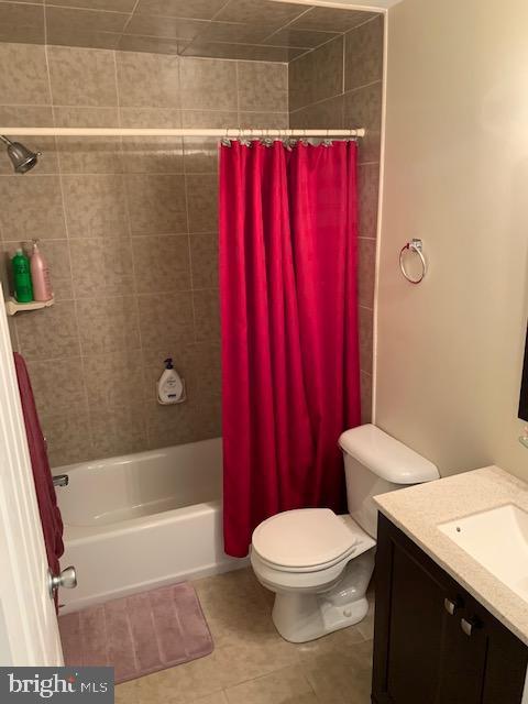 95 Linden Avenue, Unit B Pitman, NJ 08071 - Photo 14 of 15 a bathroom with a white toilet and tub