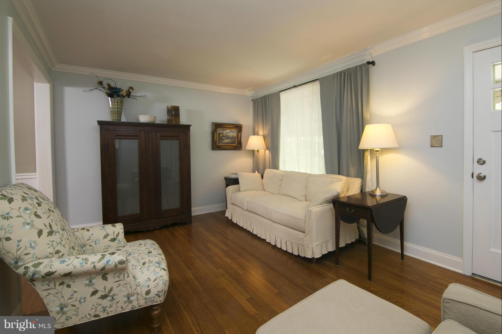 12717 Helen Road Silver Spring, MD 20906 - Photo 4 of 25 Living Room