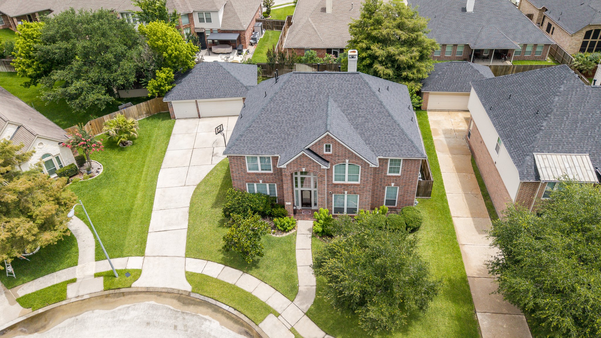 907 Colorado Springs Court Spring, TX 77373 - Photo 2 of 34 This Perry home is situated on a 70' lot with an extended driveway and three car garage.