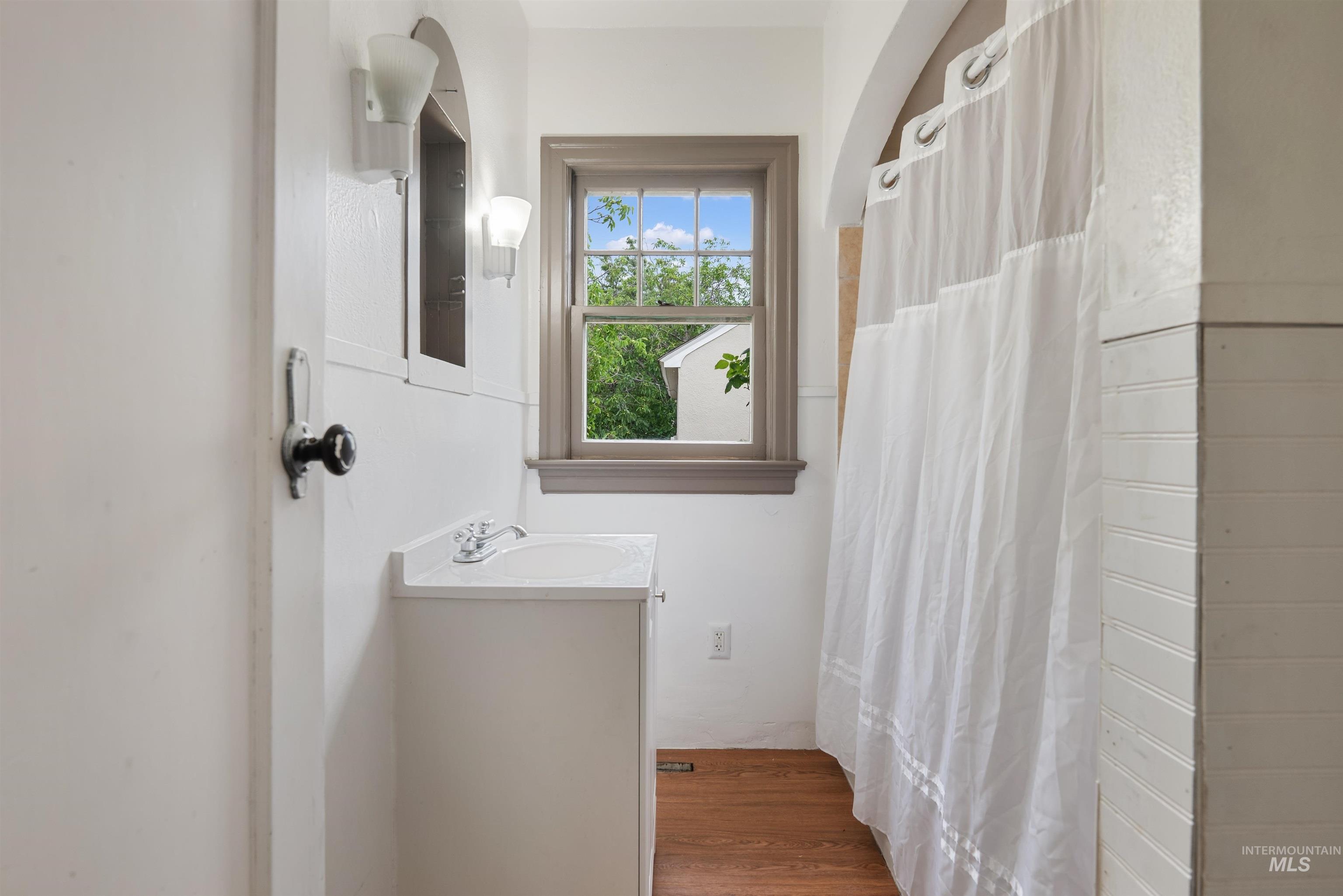 191 Southwest 5th Avenue Ontario, OR 97914 - Photo 14 of 50 Full bathroom featuring a shower with curtain, vanity, and wood finished floors