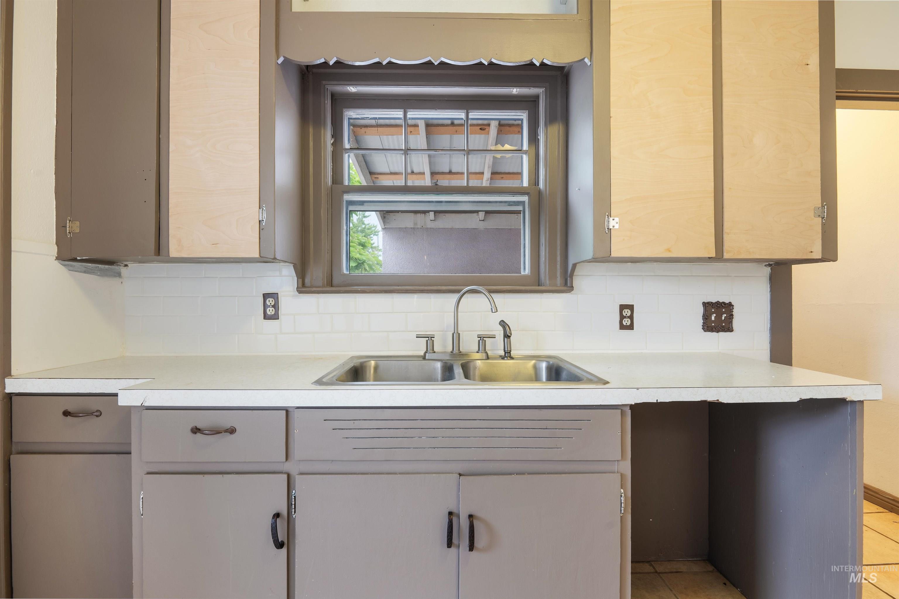 191 Southwest 5th Avenue Ontario, OR 97914 - Photo 20 of 50 Kitchen with light countertops, decorative backsplash, and light tile patterned flooring
