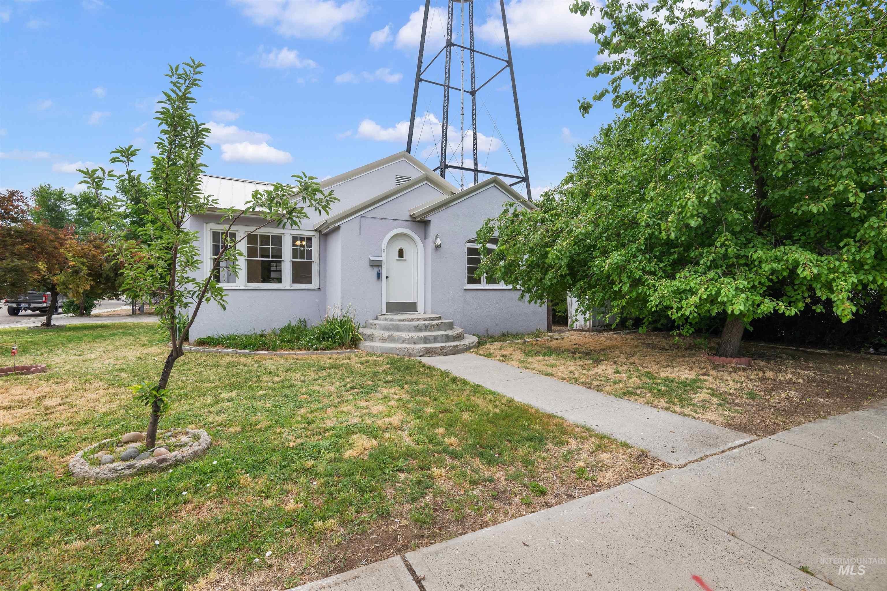 191 Southwest 5th Avenue Ontario, OR 97914 - Photo 2 of 50 View of front facade featuring stucco siding and a front yard