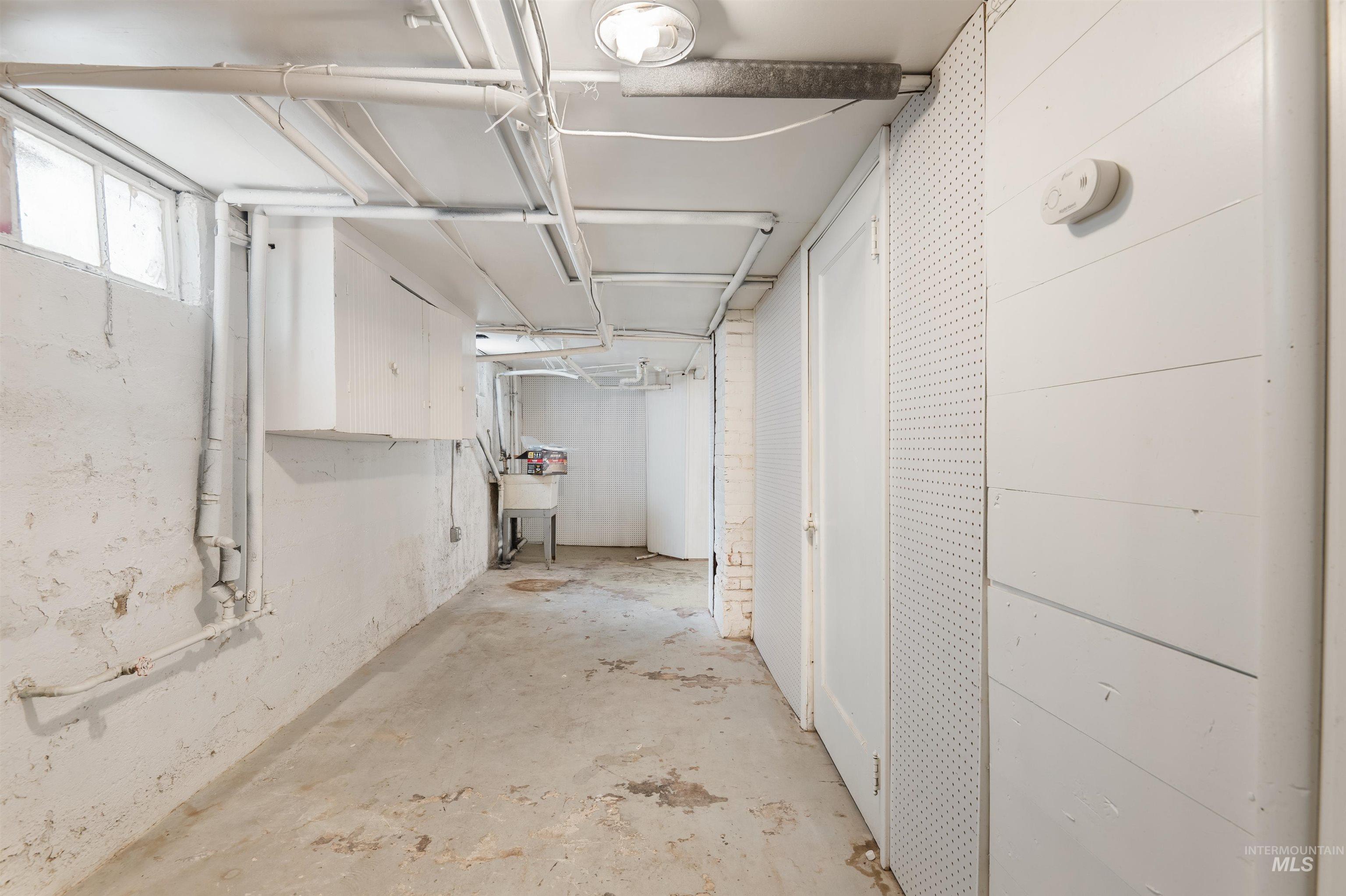 191 Southwest 5th Avenue Ontario, OR 97914 - Photo 22 of 50 Below grade area featuring a sink