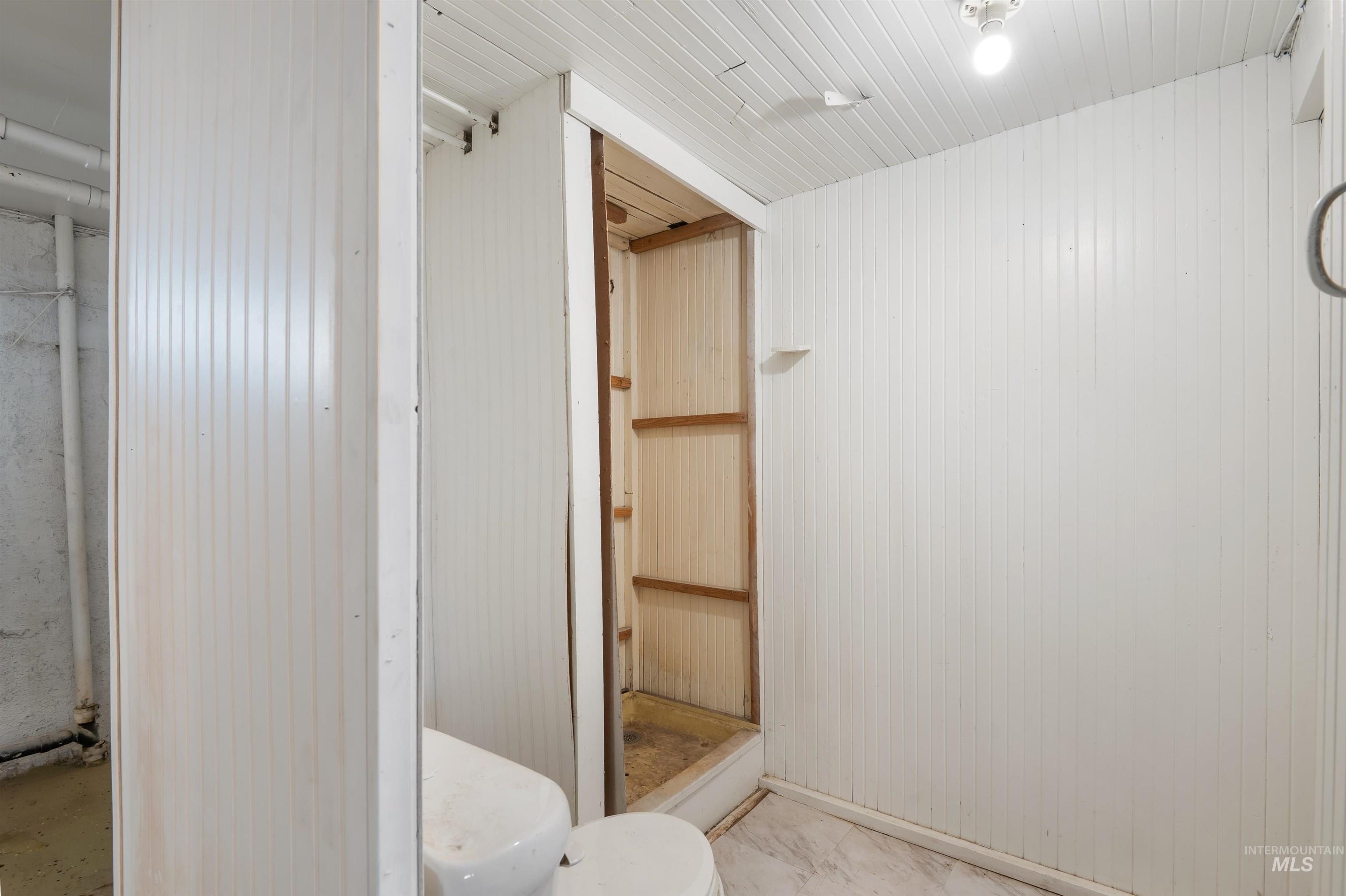 191 Southwest 5th Avenue Ontario, OR 97914 - Photo 27 of 50 Bathroom with wood walls