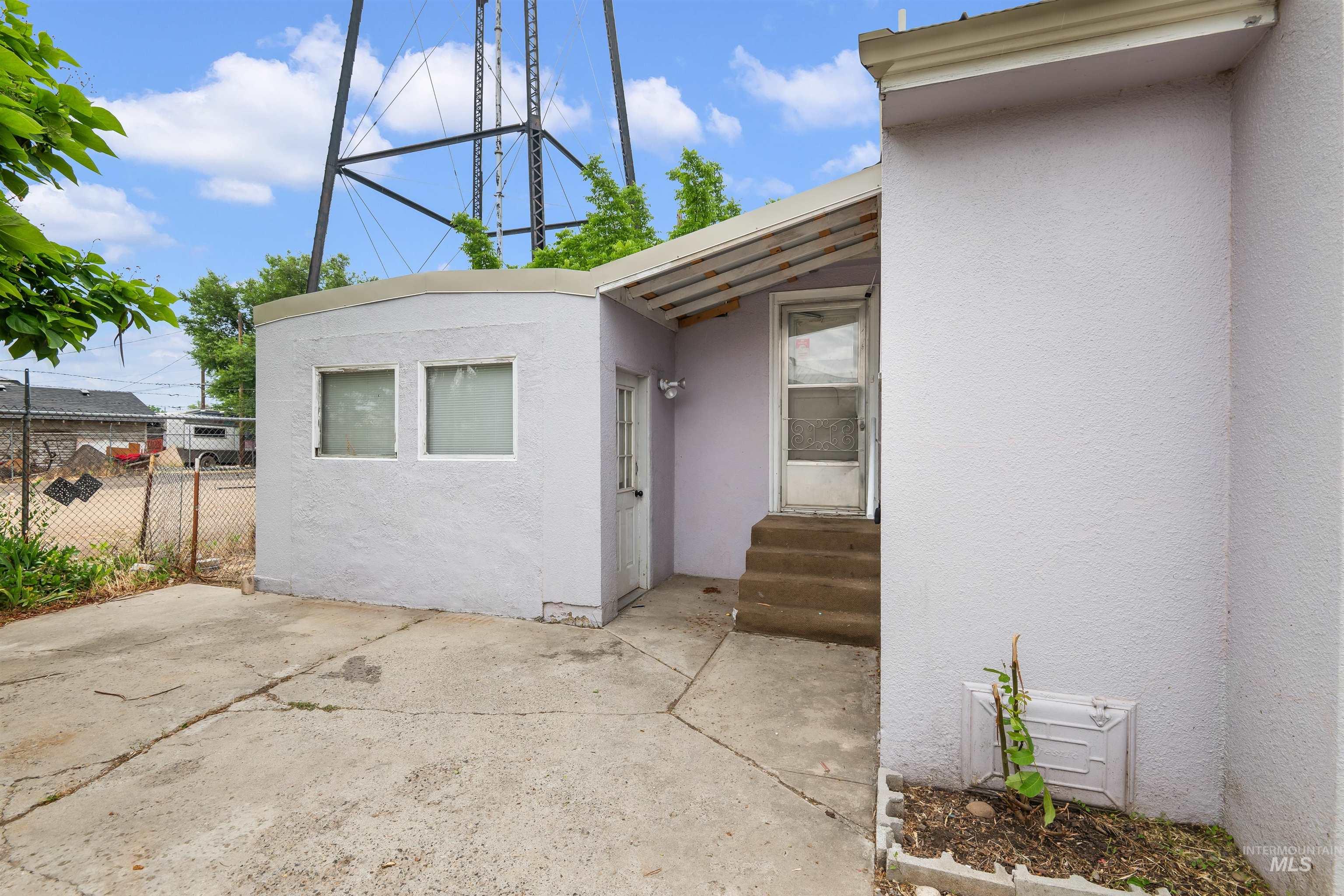 191 Southwest 5th Avenue Ontario, OR 97914 - Photo 29 of 50 View of exterior entry with stucco siding