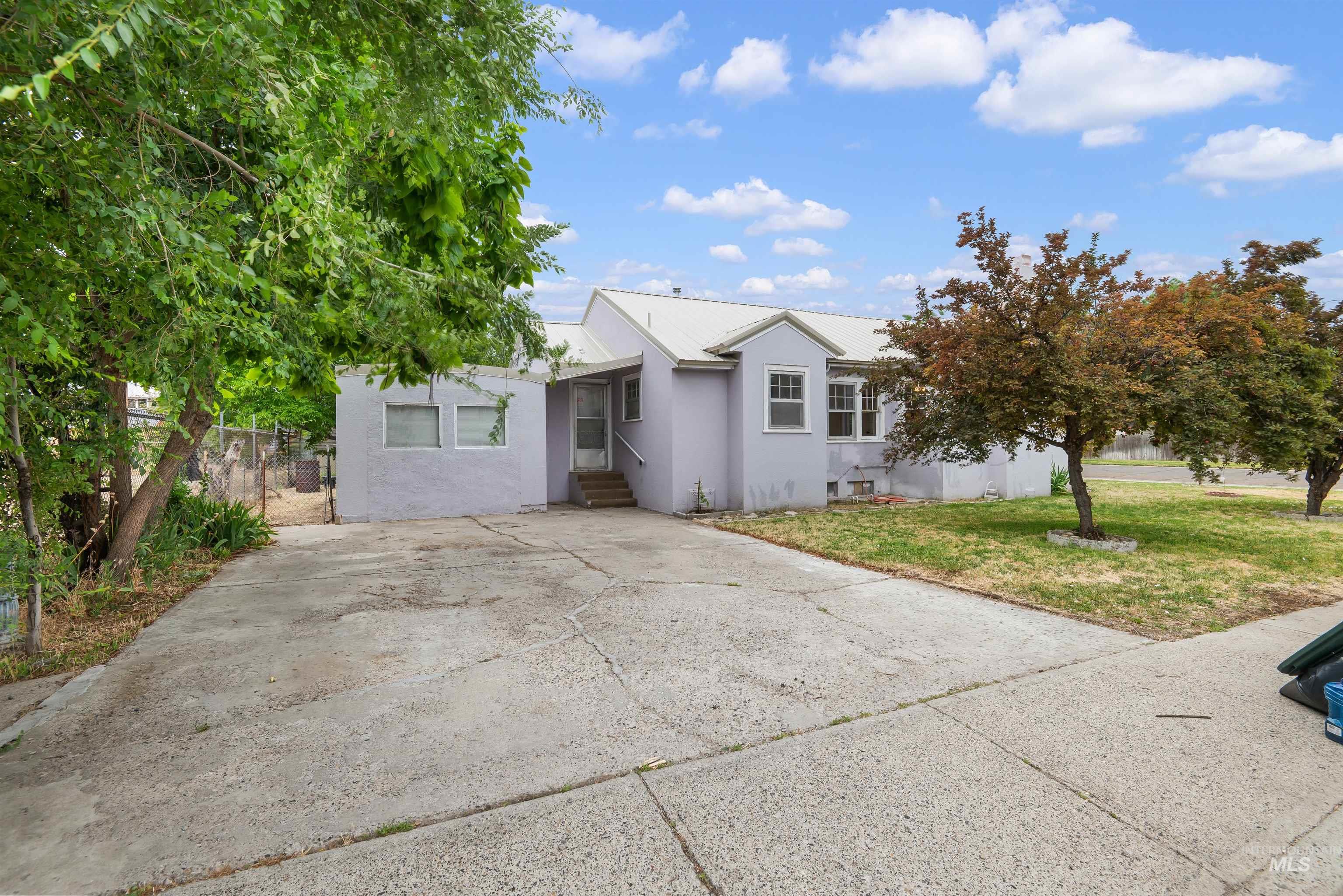 191 Southwest 5th Avenue Ontario, OR 97914 - Photo 34 of 50 View of front of house with a metal roof, concrete driveway, and stucco siding