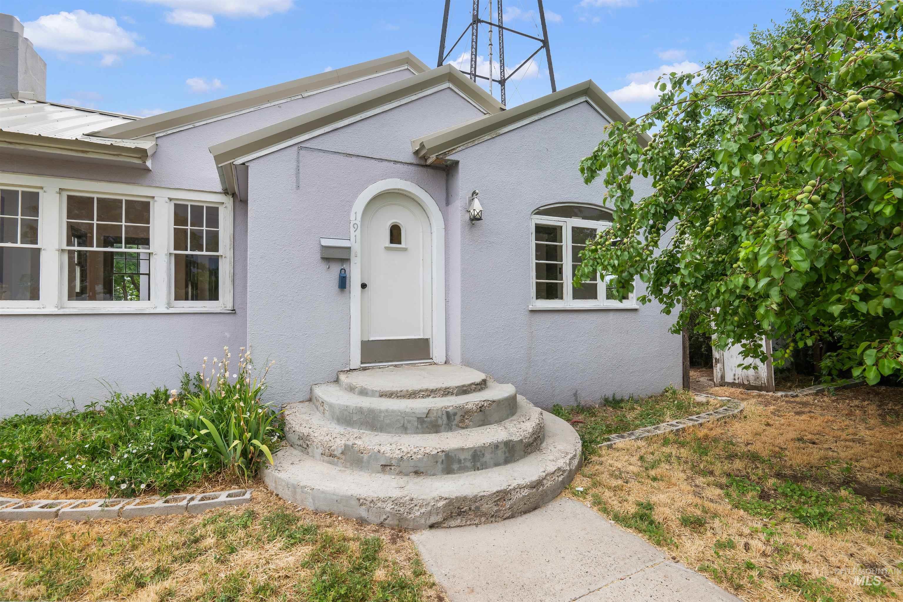 191 Southwest 5th Avenue Ontario, OR 97914 - Photo 4 of 50 View of exterior entry with stucco siding