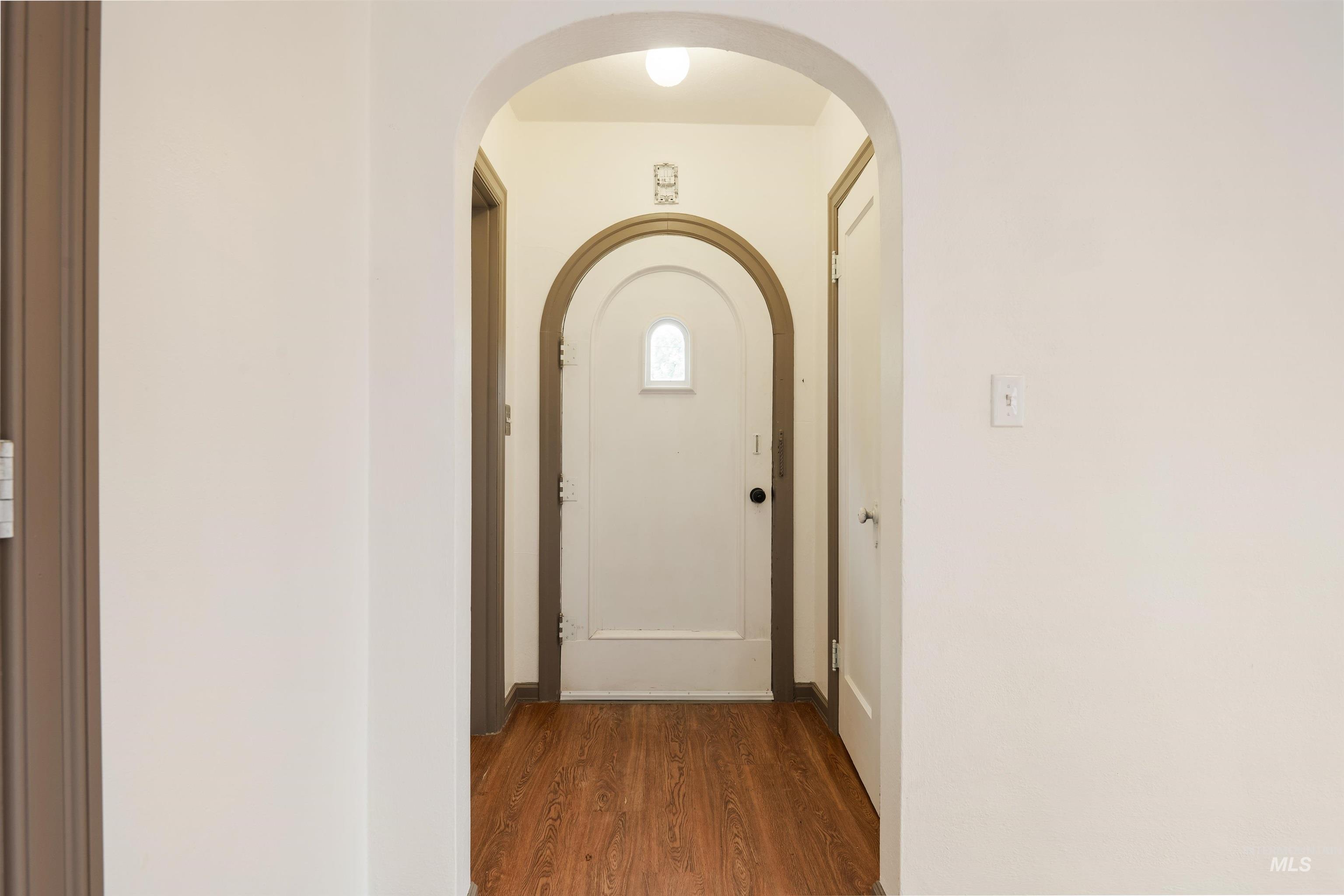 191 Southwest 5th Avenue Ontario, OR 97914 - Photo 5 of 50 Entryway with arched walkways and wood finished floors