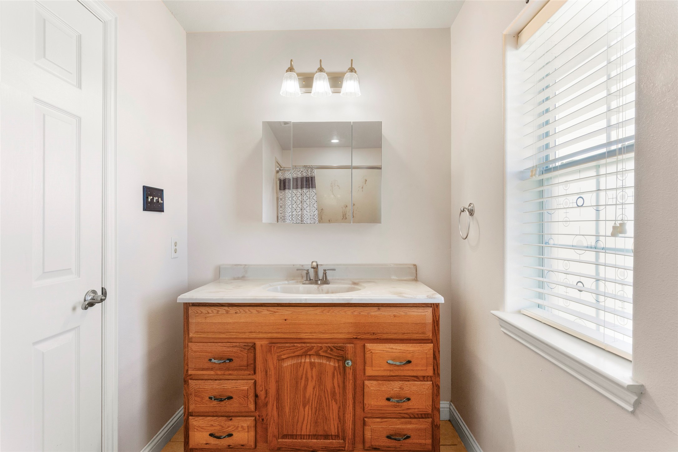 3221 Cemetery Road Santa Fe, TX 77517 - Photo 15 of 32 Second bathroom upstairs