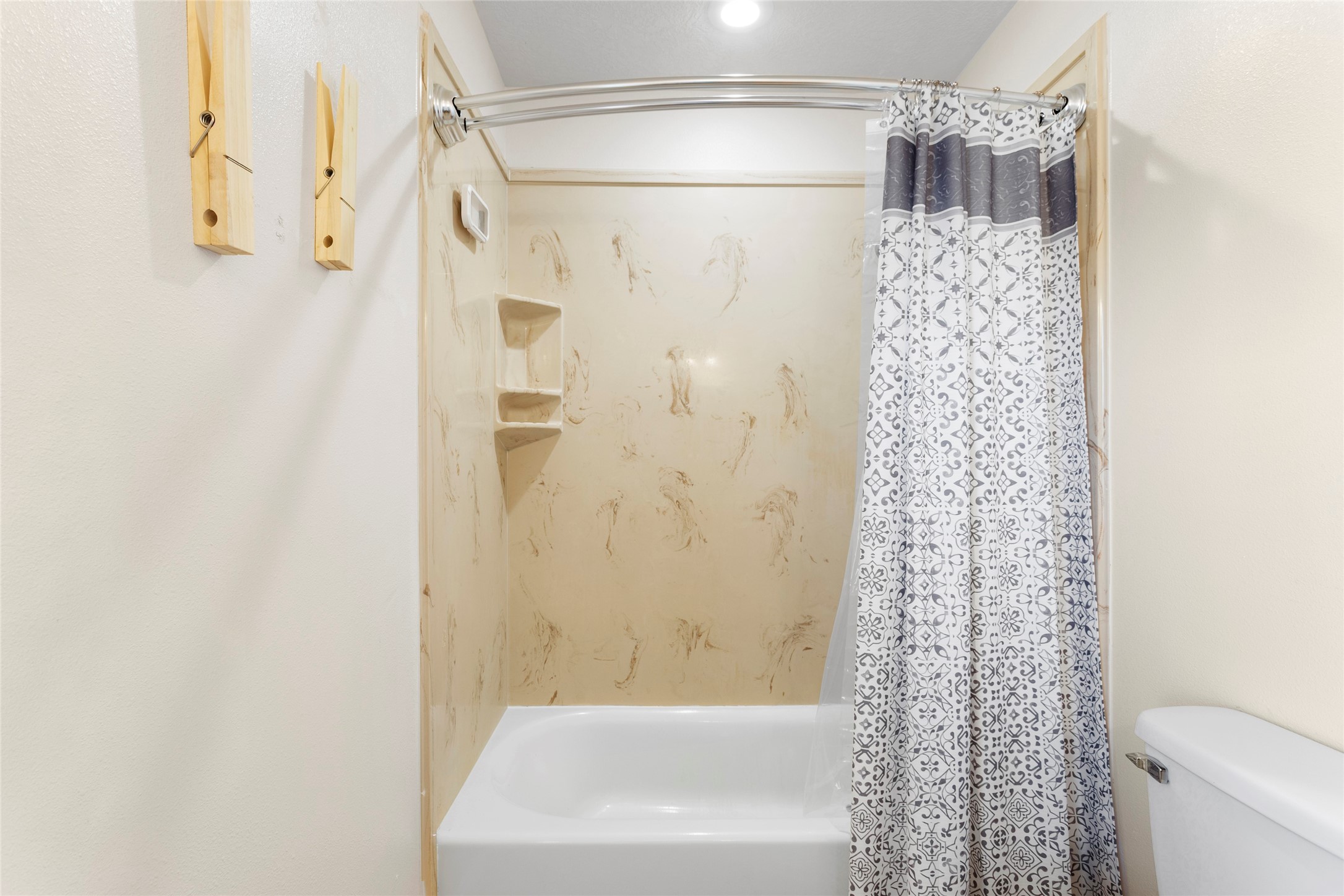 3221 Cemetery Road Santa Fe, TX 77517 - Photo 16 of 32 Second bathroom upstairs with tub/shower combo