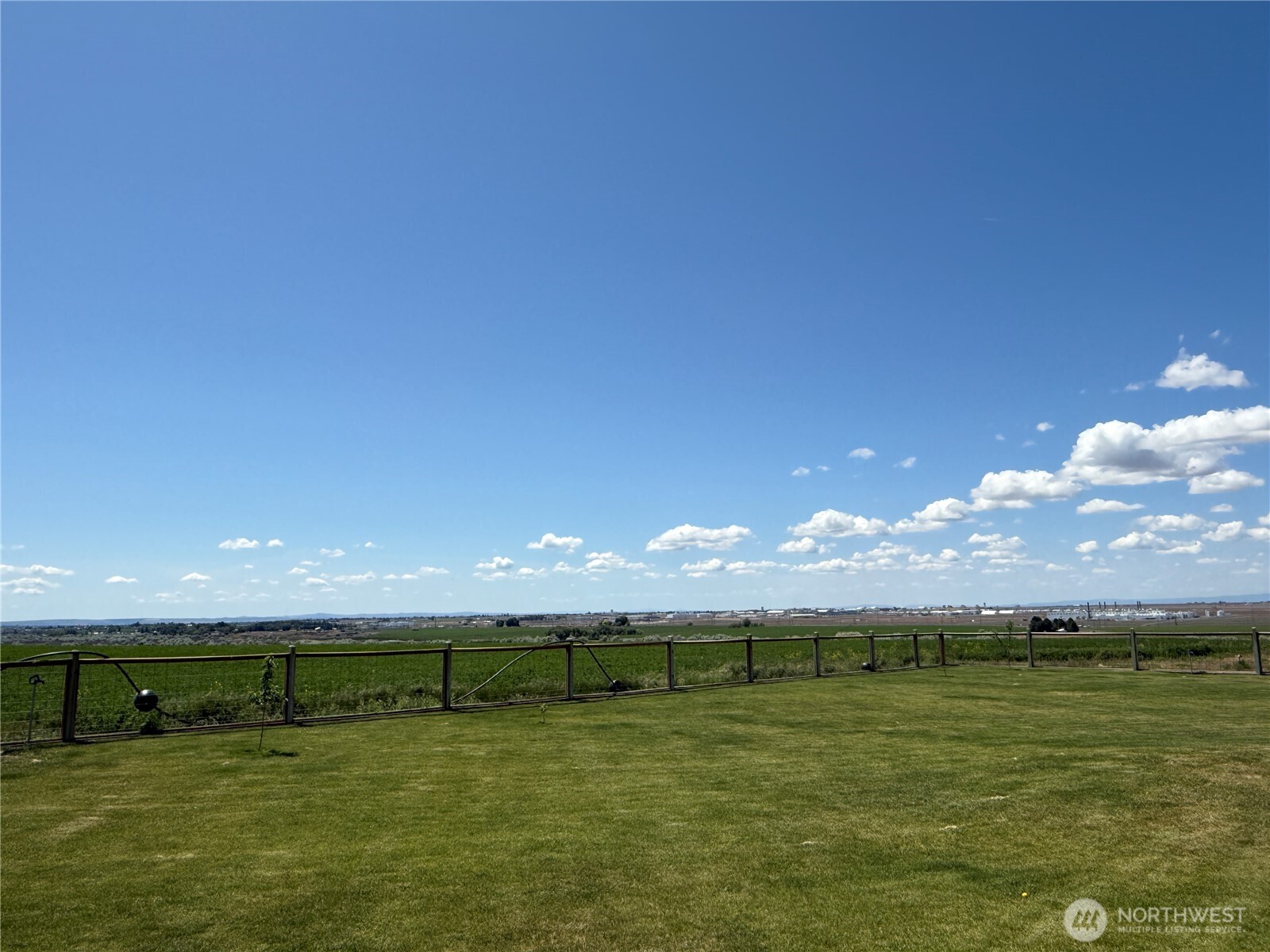 8708 Rd K Northeast Moses Lake, WA 98837 - Photo 23 of 40 a view of an ocean beach and mountain