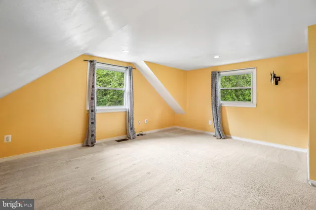 a view of empty room with window