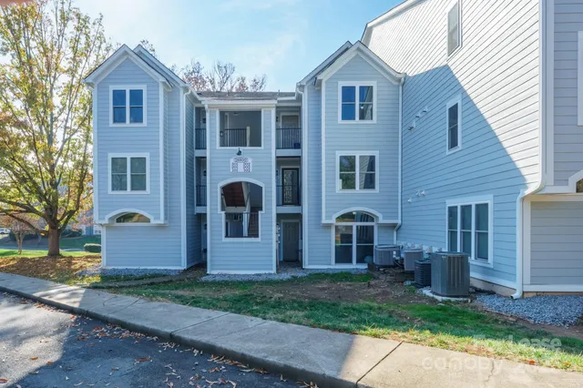 $1,300 | 18809 Nautical Drive, Unit 202, Cornelius, NC 28031