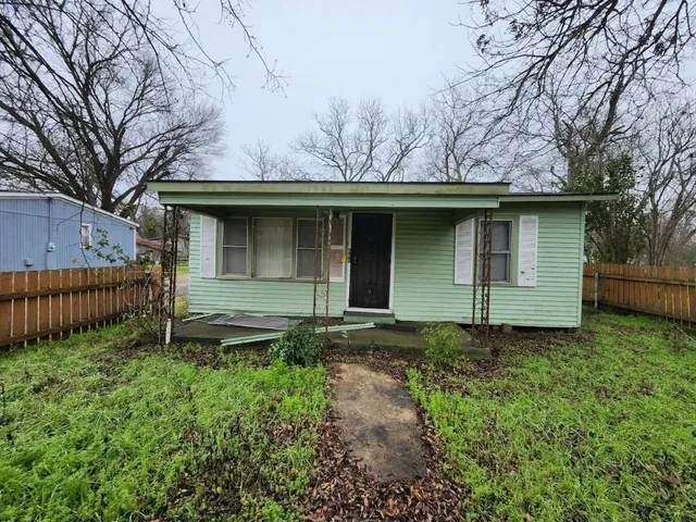 $145,499 | 604 Juarez Street, Lockhart, TX 78644