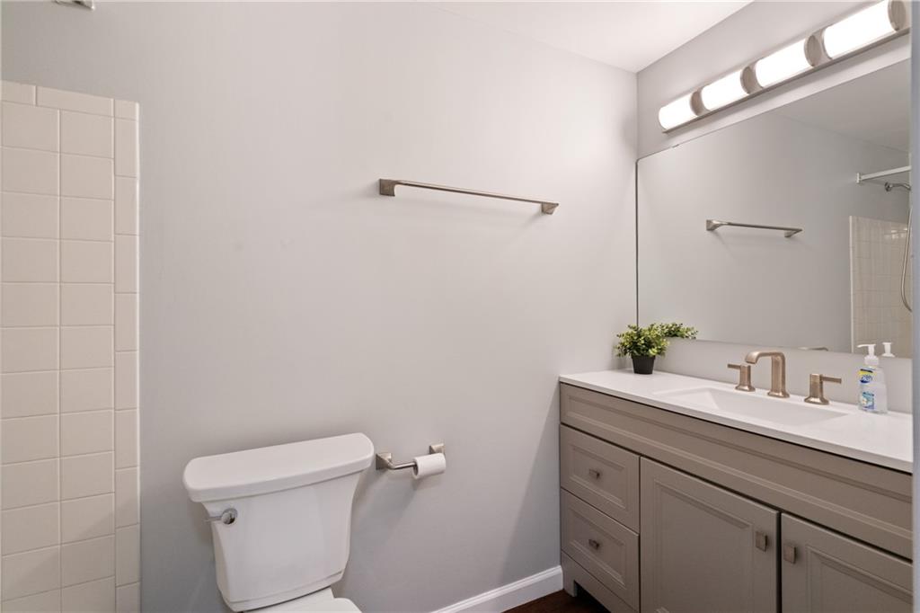 307 South Dithridge Street, Unit 207 Pittsburgh, PA 15213 - Photo 25 of 30 Full bath on the second floor