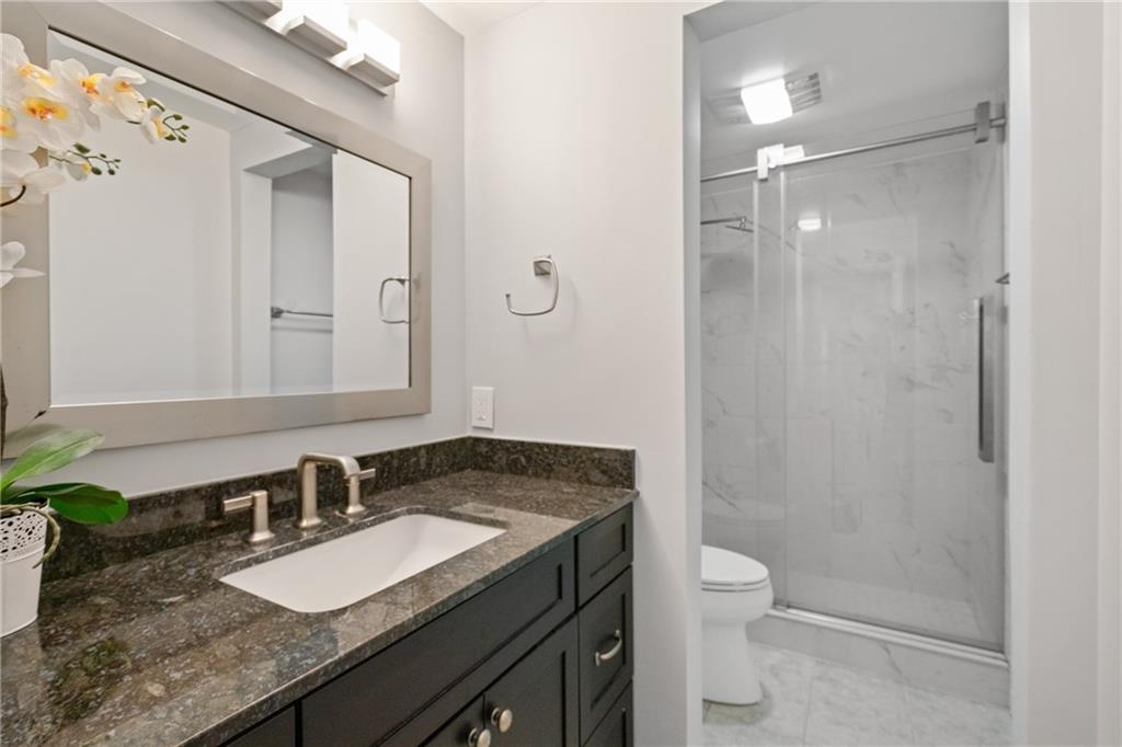 307 South Dithridge Street, Unit 207 Pittsburgh, PA 15213 - Photo 28 of 30 En suite bathroom in the primary bedroom