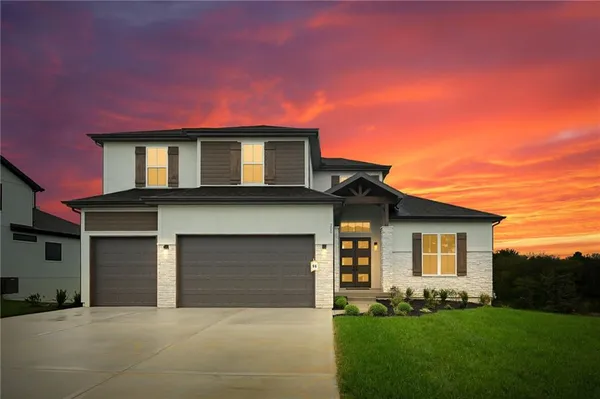 $825,000 | 300 Northwest Earle Lane, Lee's Summit, MO 64081