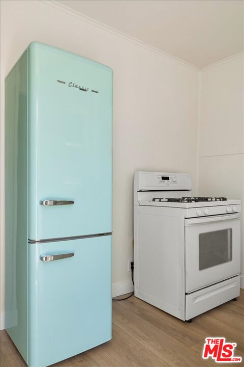 621 Isabel Street Los Angeles, CA 90065 - Photo 23 of 38 a utility room with dryer and washer