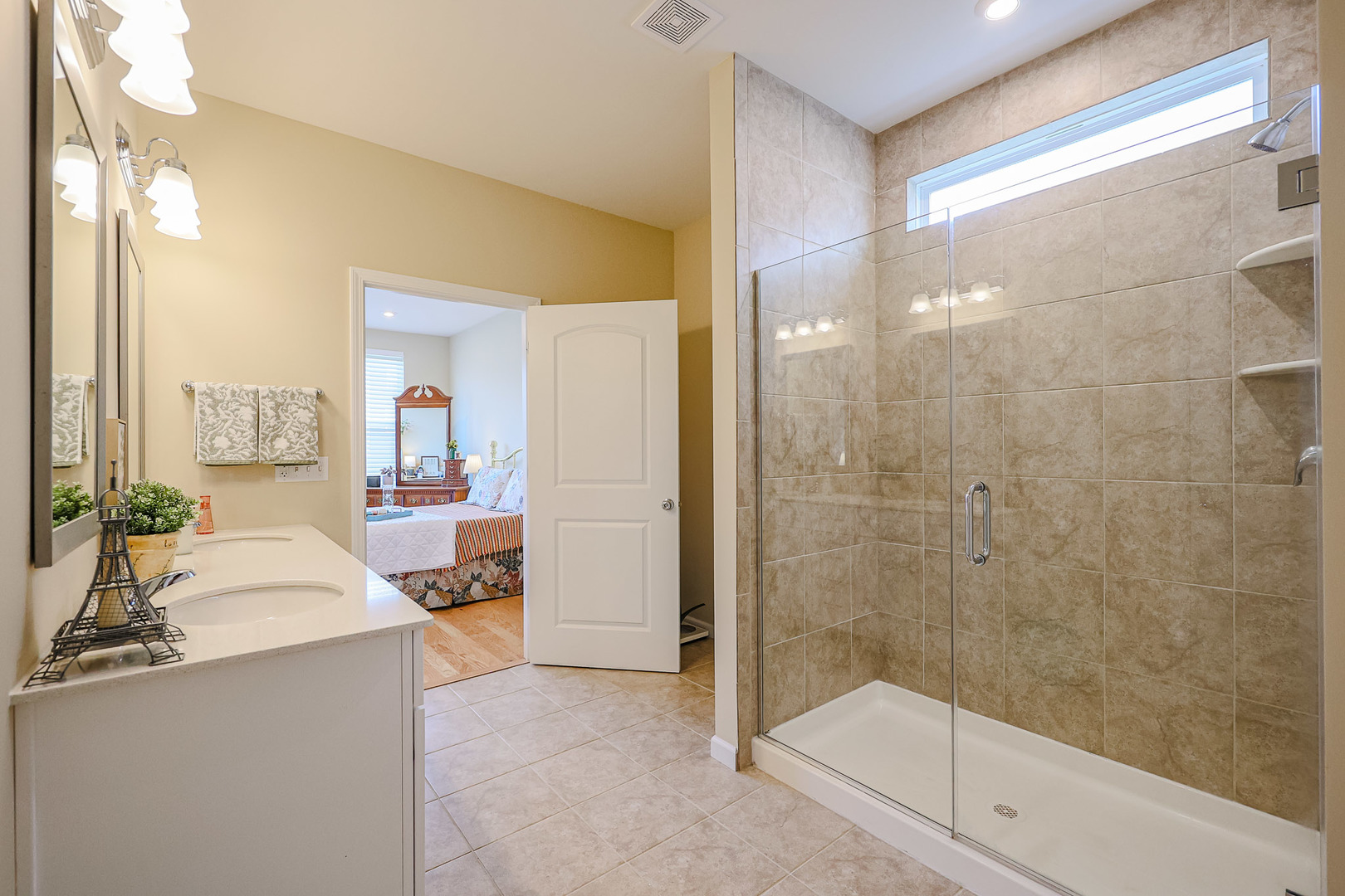 580 North Highlander Way Addison, IL 60101 - Photo 25 of 63 a bathroom with a bathtub and a shower