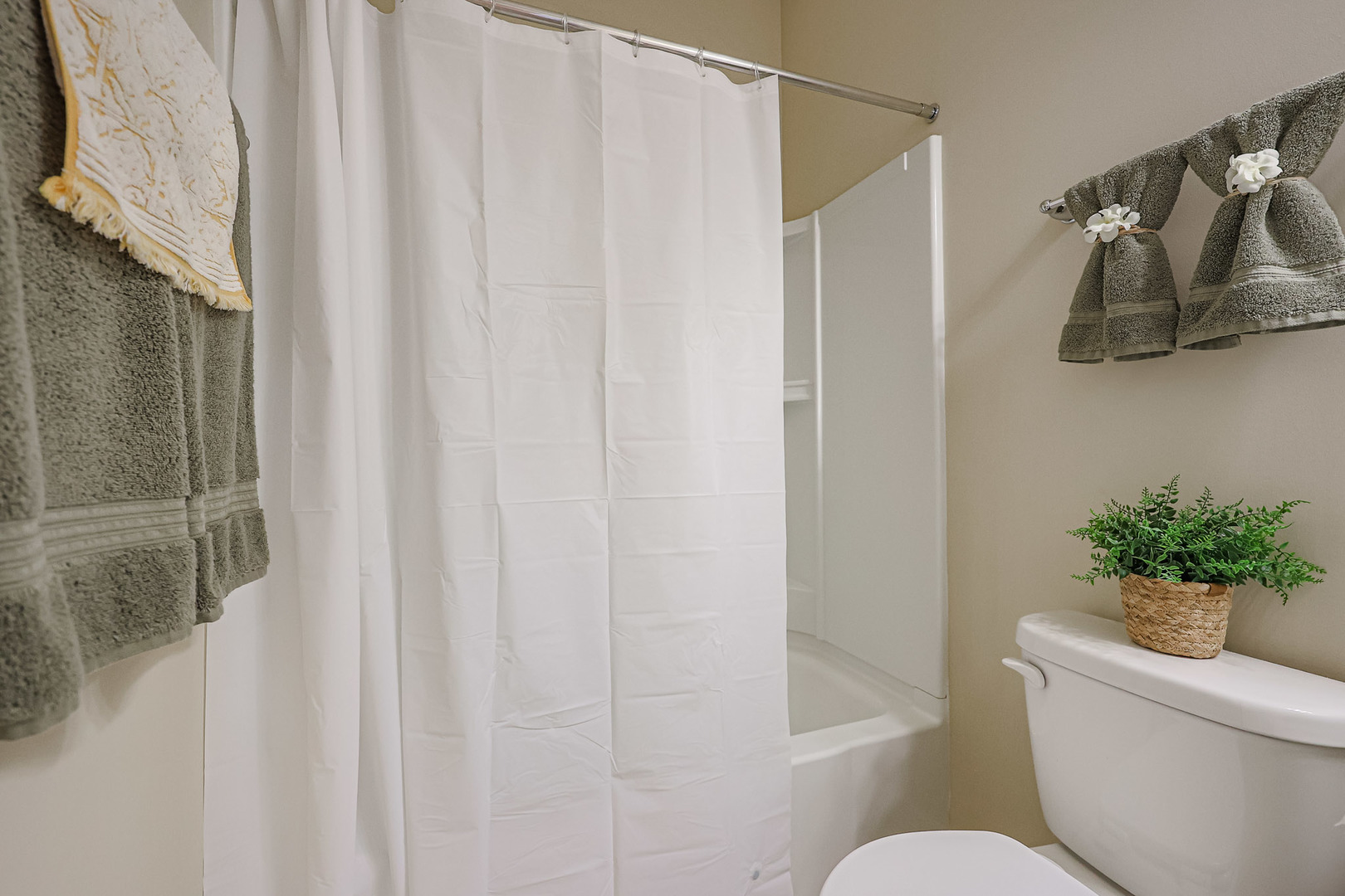 580 North Highlander Way Addison, IL 60101 - Photo 34 of 63 a bathroom with a toilet and a shower curtain