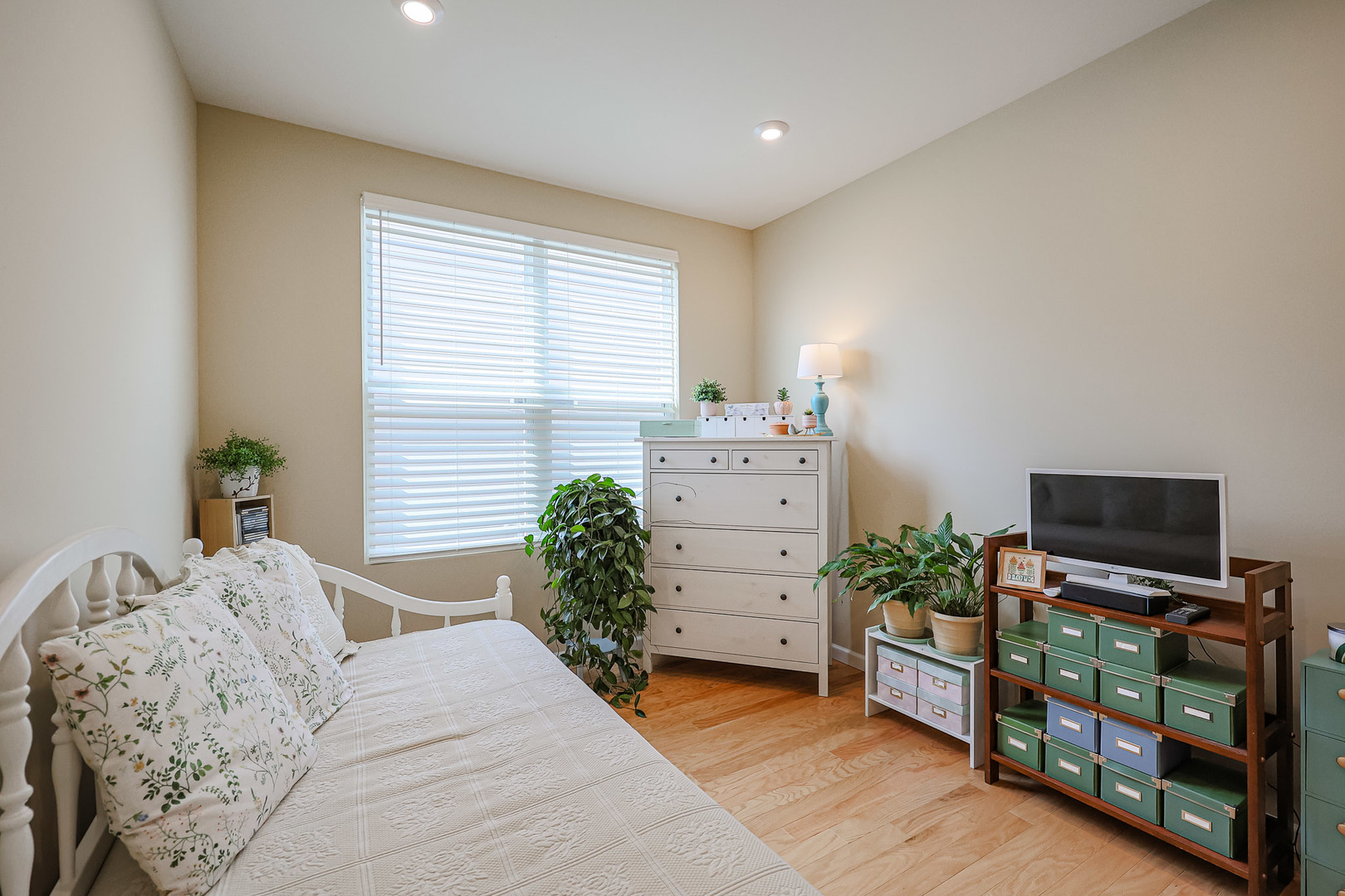 580 North Highlander Way Addison, IL 60101 - Photo 38 of 63 a bedroom with furniture and a flat screen tv