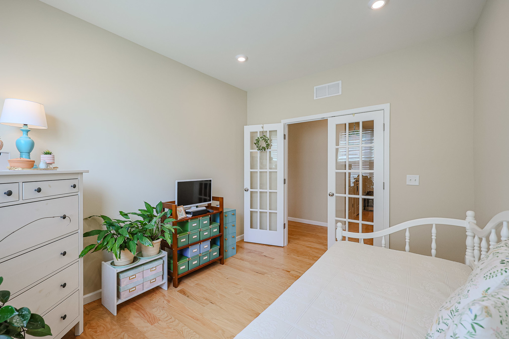 580 North Highlander Way Addison, IL 60101 - Photo 39 of 63 a living room with furniture and flat screen tv