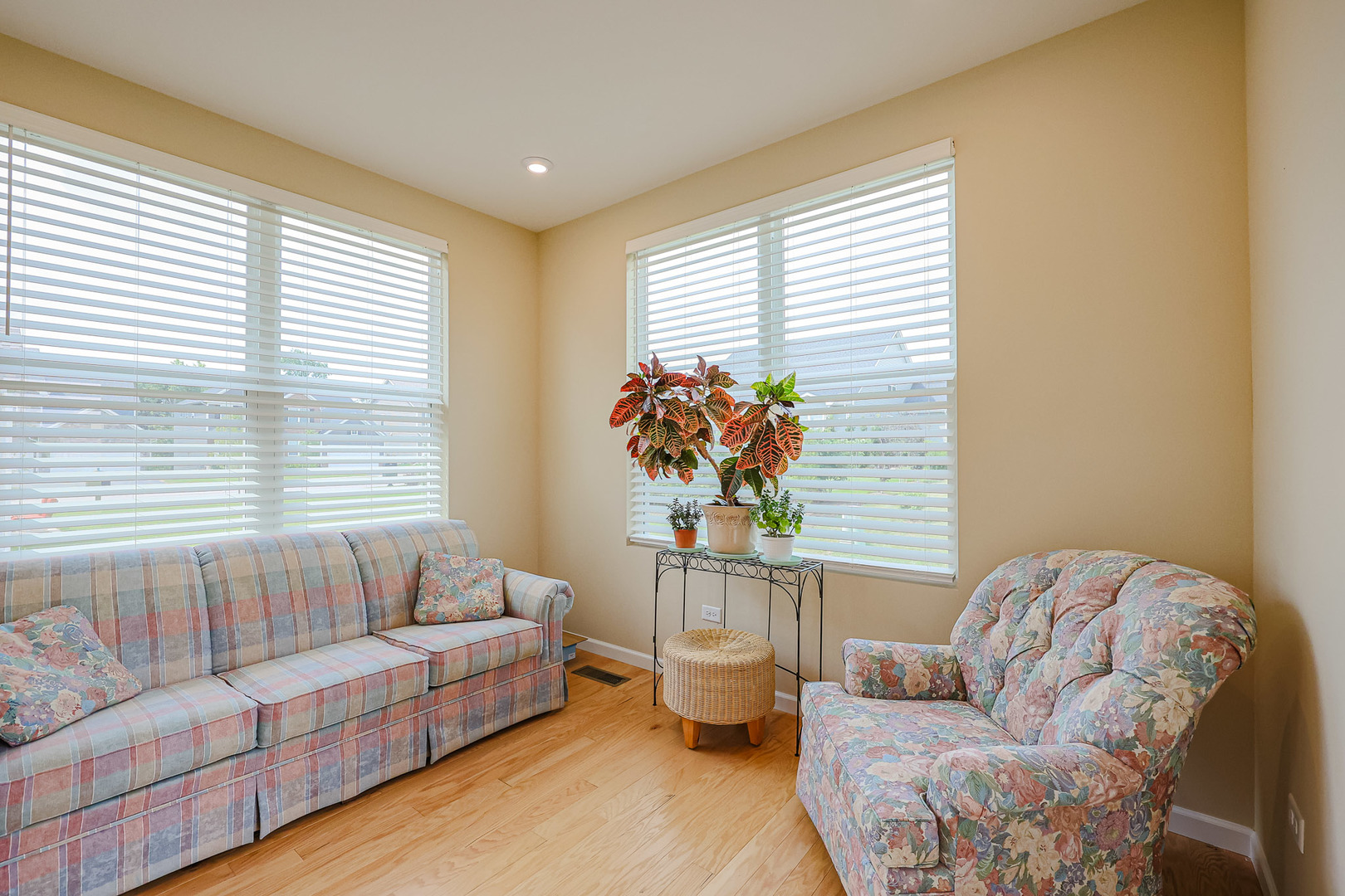 580 North Highlander Way Addison, IL 60101 - Photo 49 of 63 a living room with furniture and a potted plant