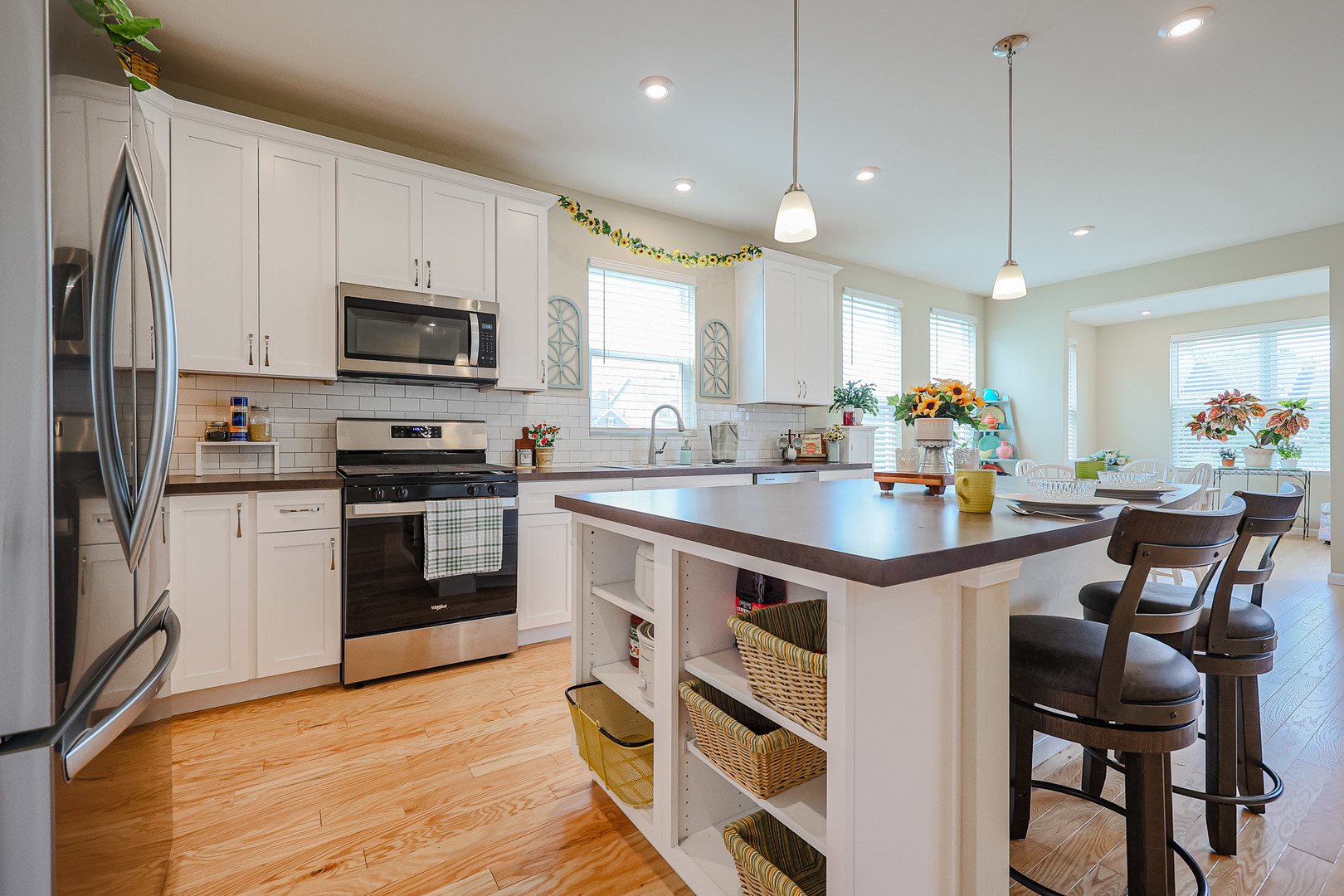 580 North Highlander Way Addison, IL 60101 - Photo 7 of 63 a kitchen with a sink stove and microwave