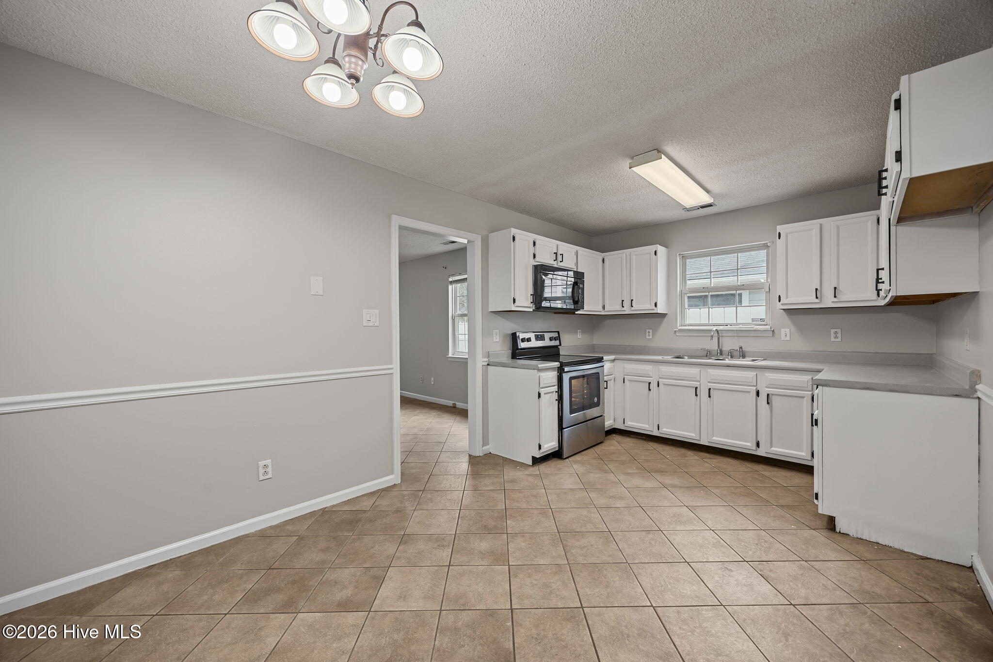 2042 Derby Run Road Jacksonville, NC 28546 - Photo 17 of 37 Kitchen/Dining Area