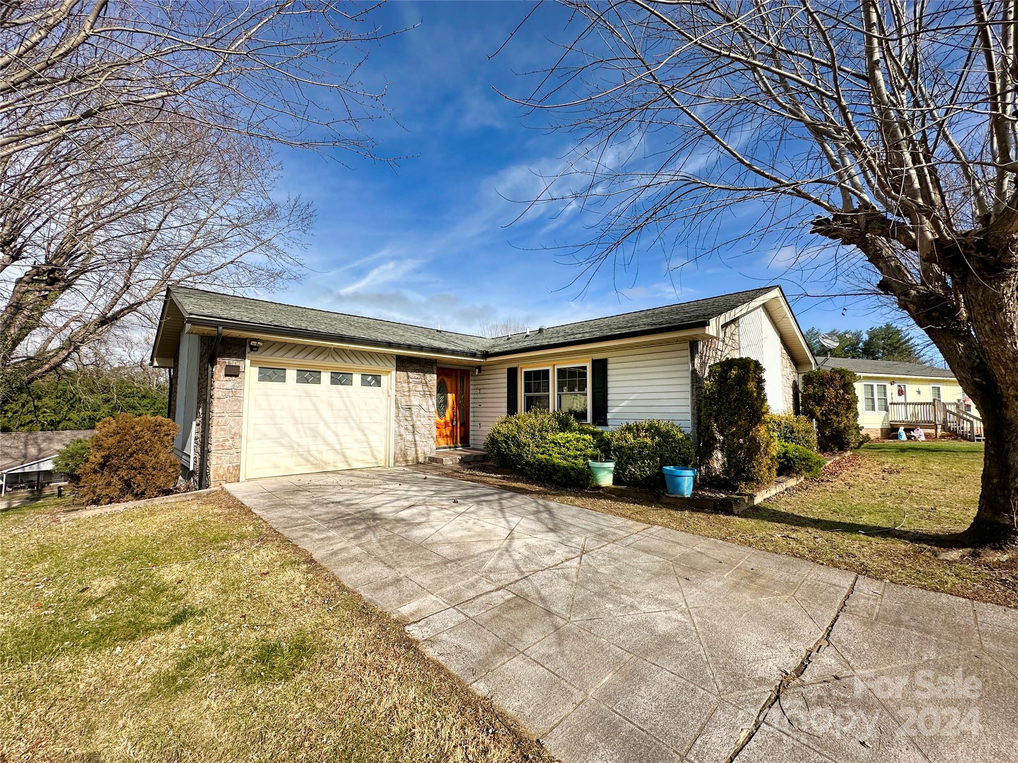 7 Bellhaven Court Clyde, NC 28721 - Photo 1 of 16 Gallery Image 1