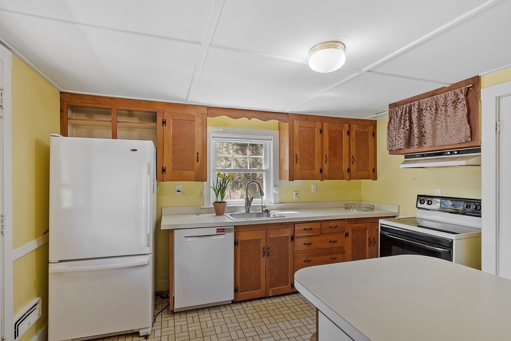 8 Knight Road Manchester, MA 01944 - Photo 8 of 38 Gallery Image 8