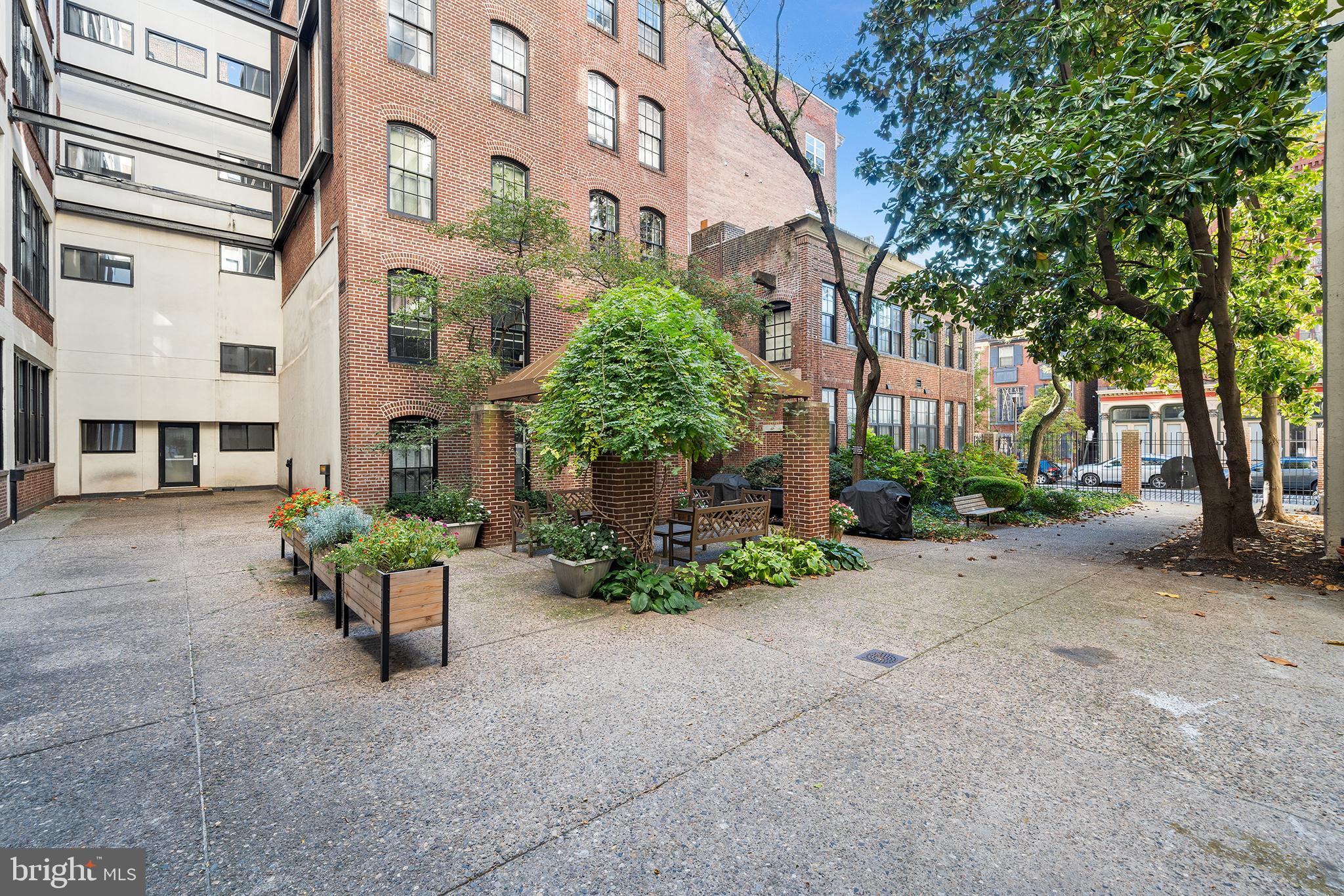315 New Street, Unit 614 Philadelphia, PA 19106 - Photo 25 of 32 a view of a building with a yard