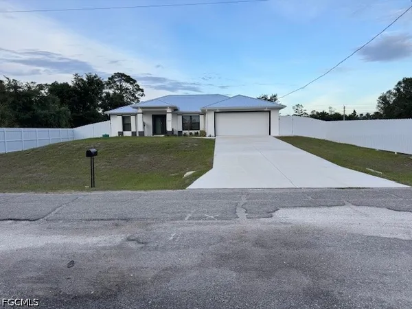 $2,500 | 3323 Clearview Circle, LaBelle, FL 33935
