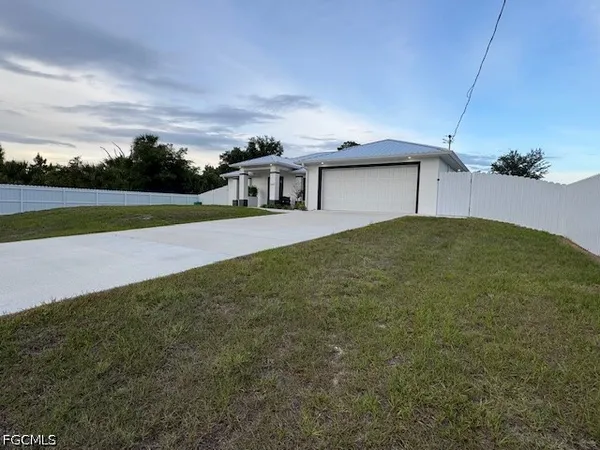 $2,500 | 3323 Clearview Circle, LaBelle, FL 33935