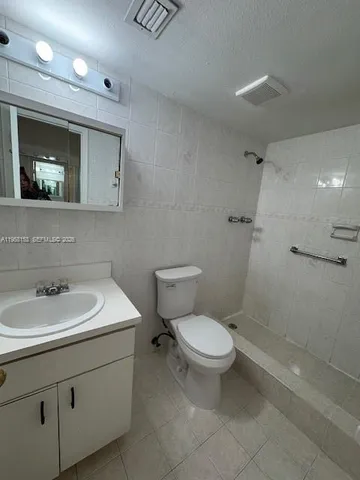 $2,400 | 6130 West 19th Avenue, Unit 305, Hialeah, FL 33012