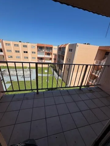 $2,400 | 6130 West 19th Avenue, Unit 305, Hialeah, FL 33012