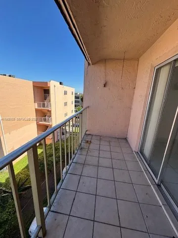 $2,400 | 6130 West 19th Avenue, Unit 305, Hialeah, FL 33012