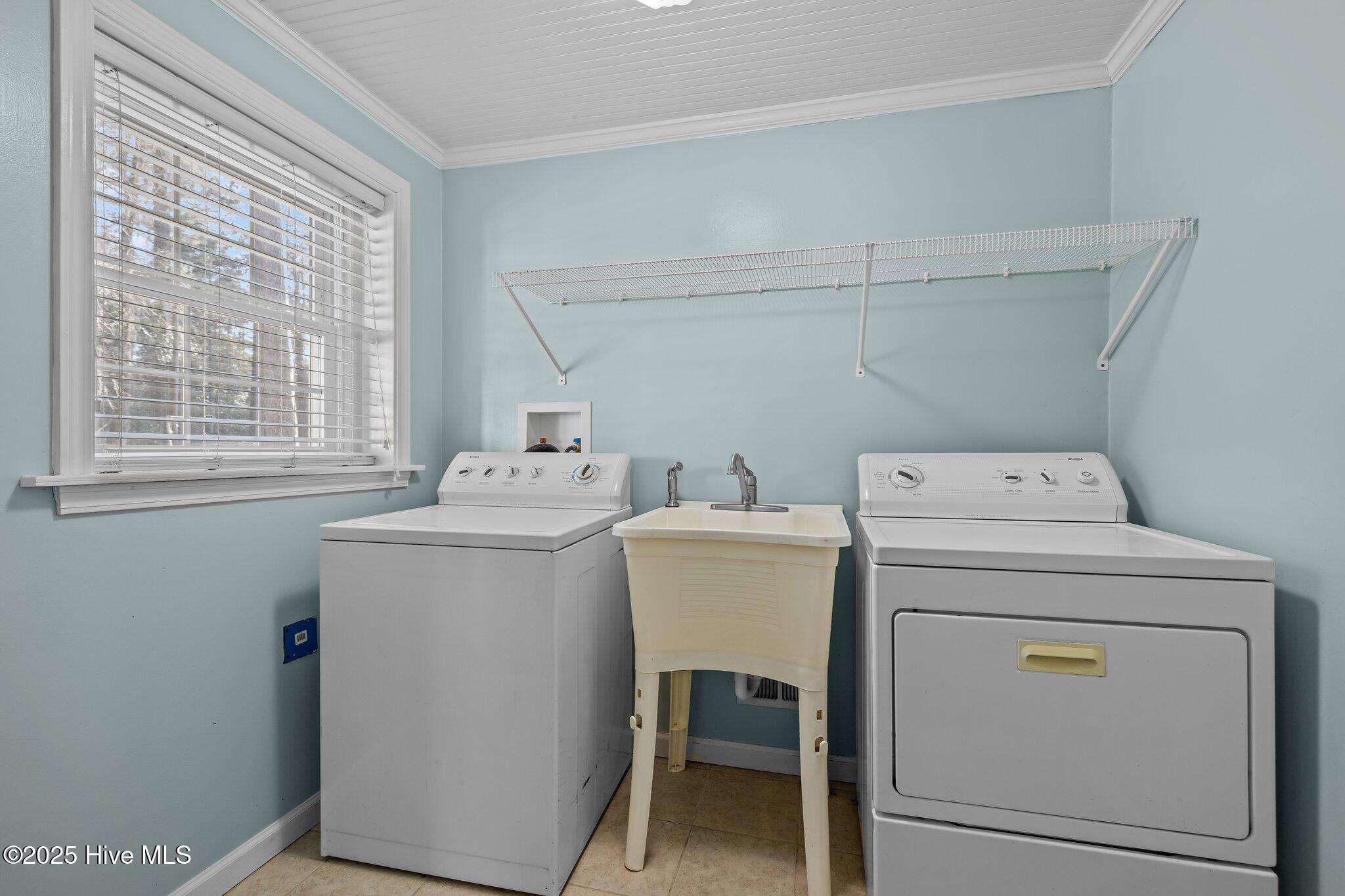 3009 Fairway Road Morehead City, NC 28557 - Photo 20 of 34 Washer,,dryer and utility sink included!