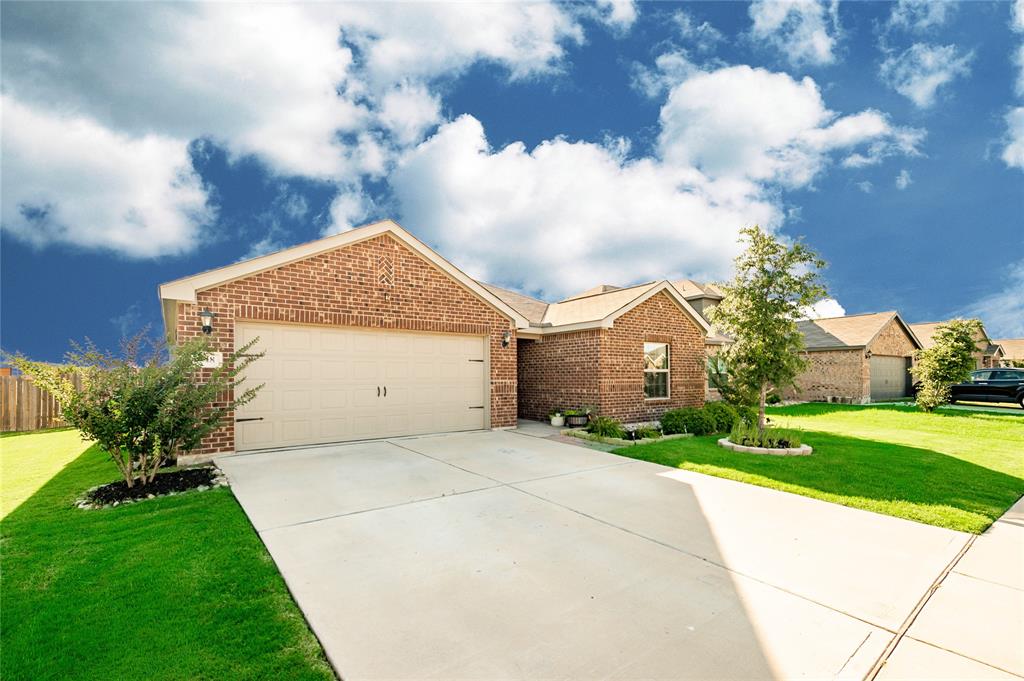 148 Cattlemans Creek Road Newark, TX 76071 - Photo 2 of 34